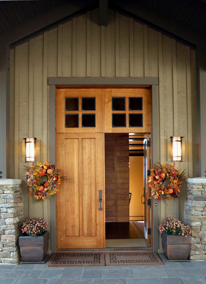 Свежая идея для дизайна: огромная входная дверь в современном стиле с двустворчатой входной дверью, входной дверью из дерева среднего тона и коричневыми стенами - отличное фото интерьера