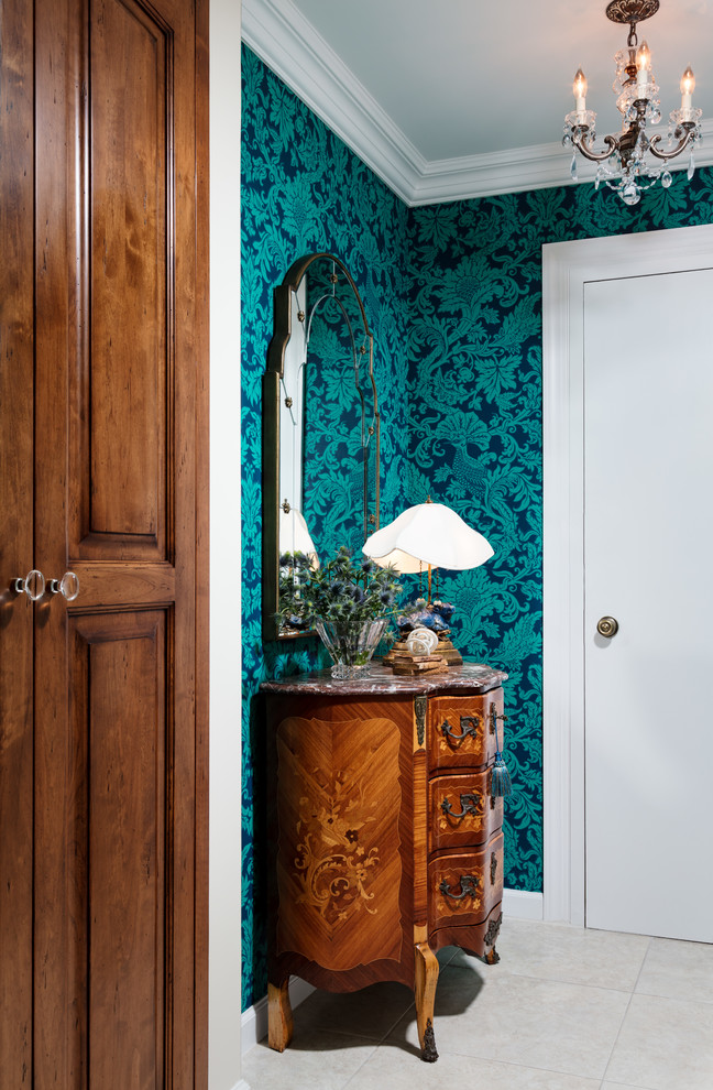 他の地域にあるラグジュアリーな小さなエクレクティックスタイルのおしゃれな玄関ロビー (青い壁、セラミックタイルの床、白いドア、ベージュの床) の写真