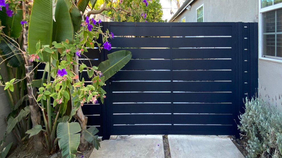 Kleiner Stilmix Eingang mit grauer Wandfarbe, Betonboden und grauem Boden in Los Angeles