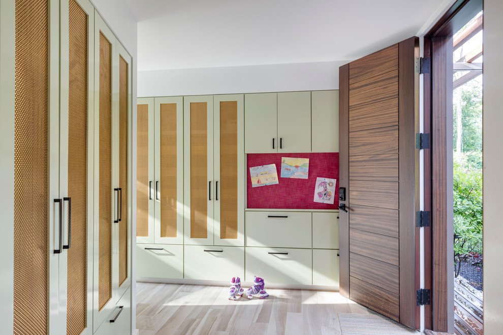 Aménagement d'une entrée contemporaine de taille moyenne avec un vestiaire, parquet clair, une porte simple, une porte en bois foncé et un sol beige.
