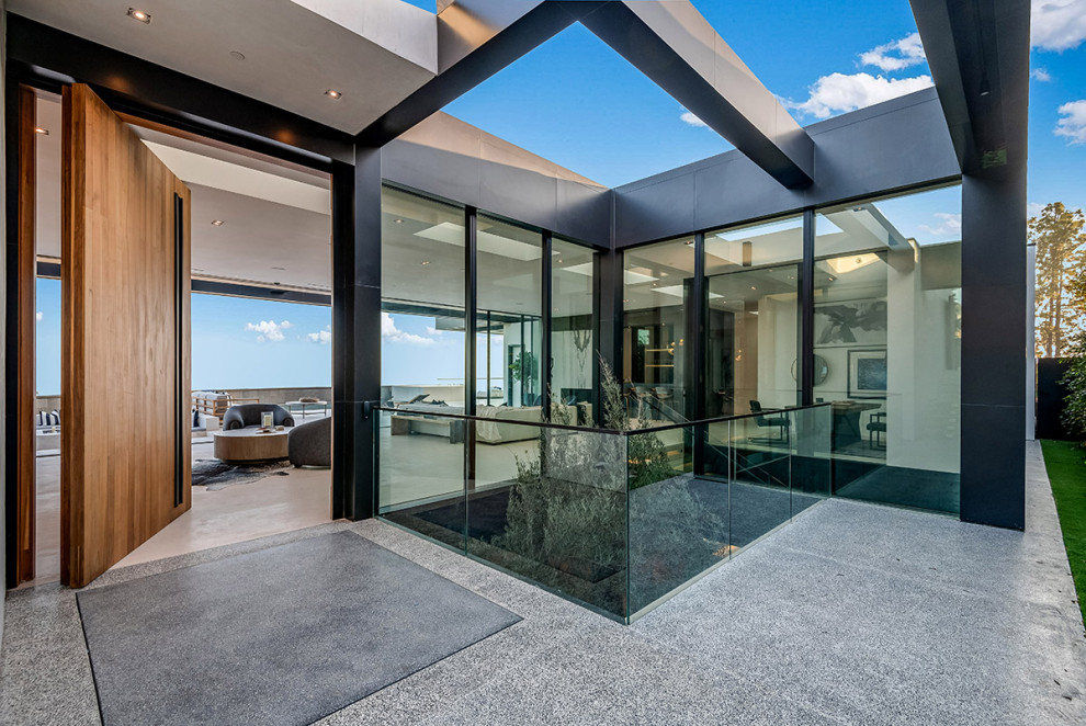 Photo of a contemporary entrance in Los Angeles.