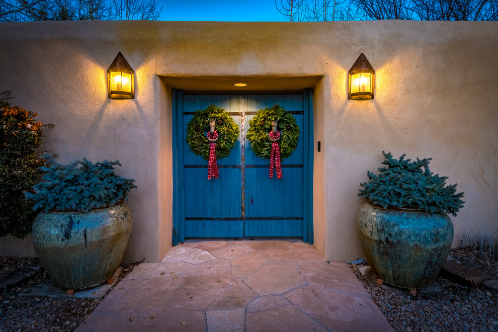 На фото: входная дверь в стиле фьюжн с коричневыми стенами, двустворчатой входной дверью, синей входной дверью и бежевым полом с
