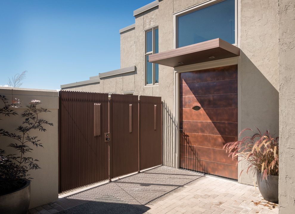 Große Moderne Haustür mit Backsteinboden, Drehtür und Haustür aus Metall in Seattle