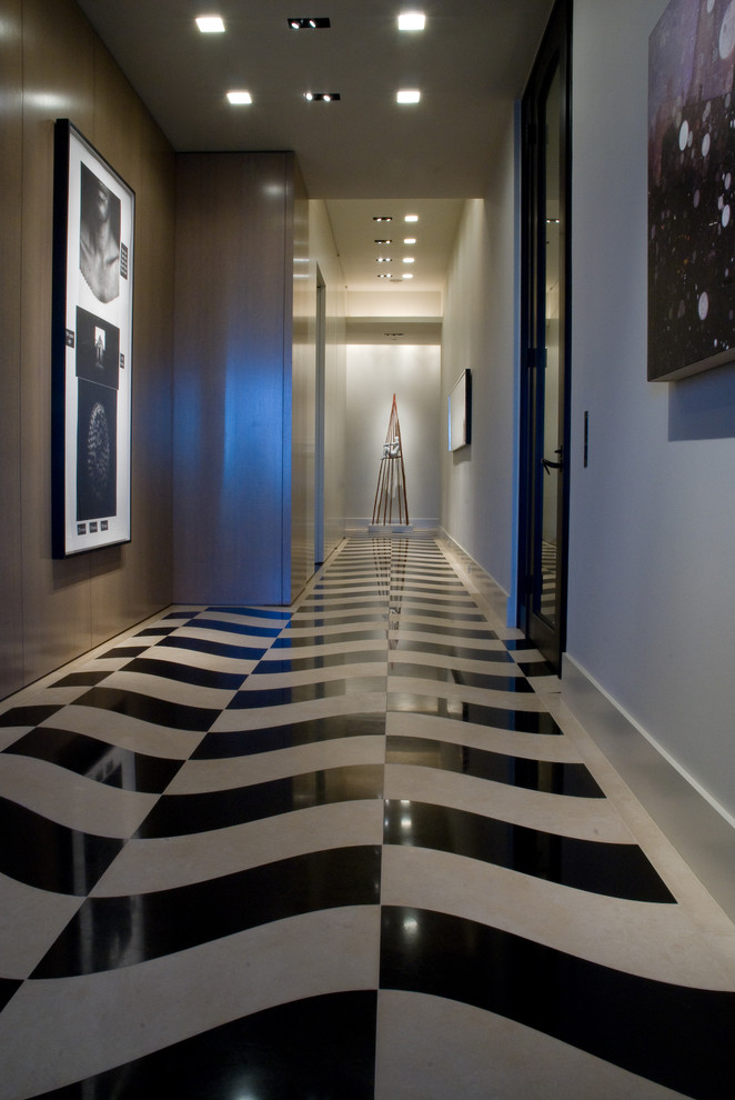 Immagine di un corridoio contemporaneo con pavimento multicolore