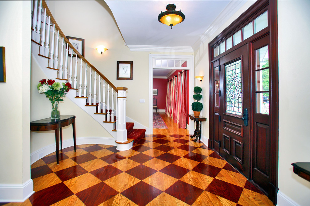 Klassisches Foyer mit beiger Wandfarbe, Einzeltür, dunkler Holzhaustür und buntem Boden in Denver