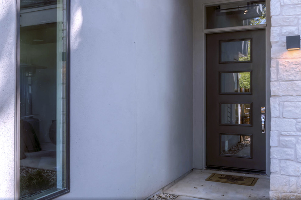 Свежая идея для дизайна: входная дверь в современном стиле с одностворчатой входной дверью и черной входной дверью - отличное фото интерьера