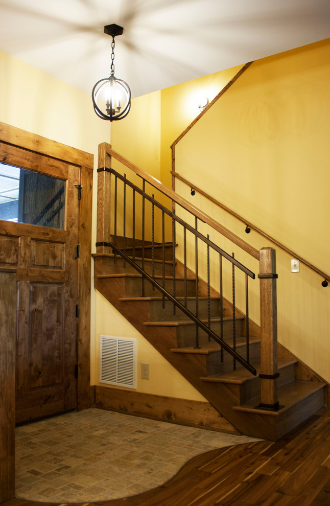 シャーロットにある中くらいなラスティックスタイルのおしゃれな階段の写真