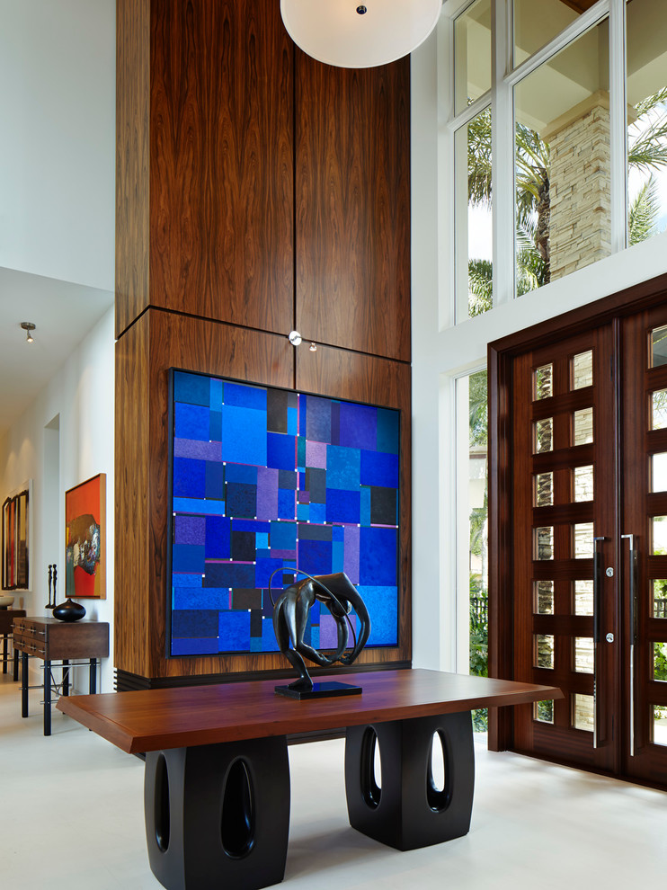 Modernes Foyer mit Keramikboden, Doppeltür, Haustür aus Glas und weißer Wandfarbe in Miami