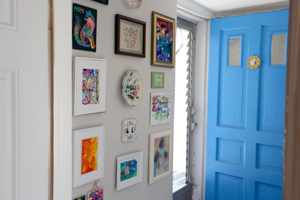 Esempio di una grande porta d'ingresso boho chic con pareti bianche, parquet chiaro, una porta singola, una porta blu e pavimento marrone