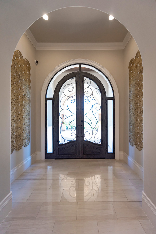 Exempel på en stor modern ingång och ytterdörr, med beige väggar, en dubbeldörr, glasdörr och beiget golv