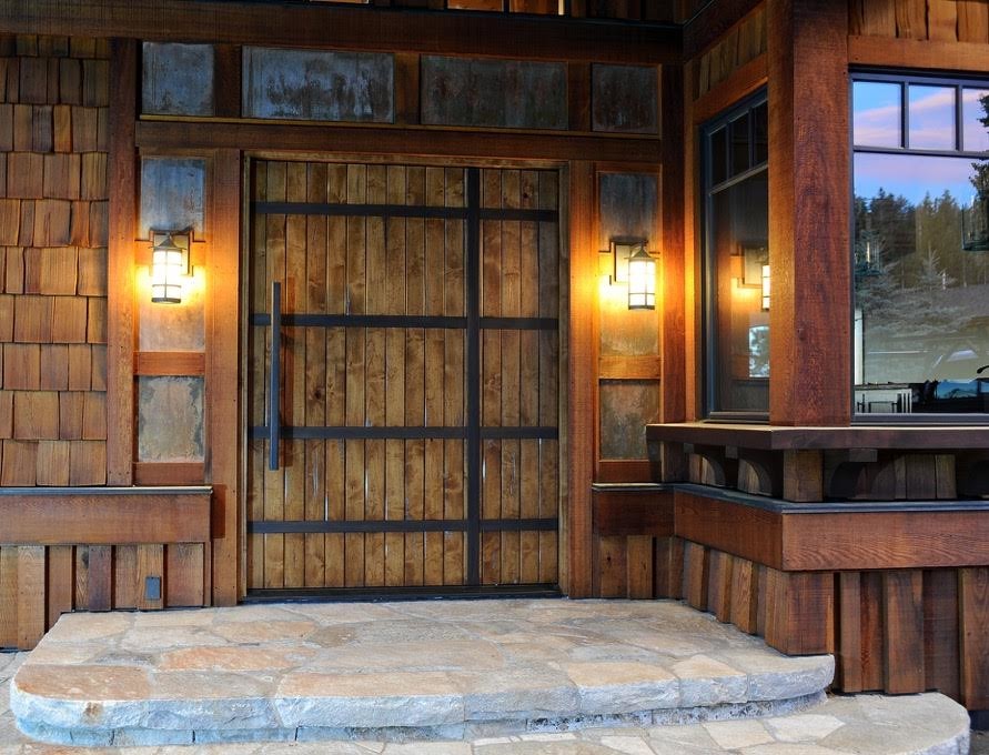 Mittelgroße Urige Haustür mit brauner Wandfarbe, Drehtür und hellbrauner Holzhaustür in Charlotte