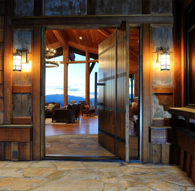 Modelo de puerta principal rural de tamaño medio con paredes marrones, puerta pivotante y puerta de madera en tonos medios