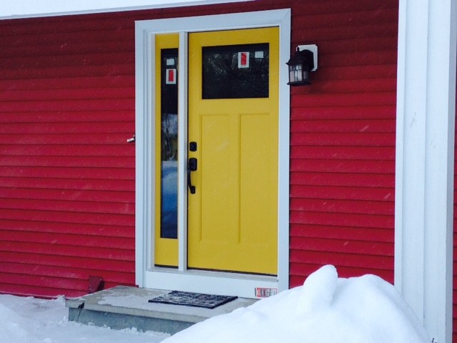 Пример оригинального дизайна: прихожая в современном стиле с красными стенами и желтой входной дверью