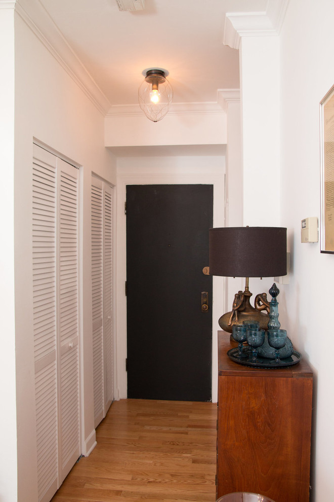 Idées déco pour une petite porte d'entrée éclectique avec un mur blanc, une porte simple et une porte noire.