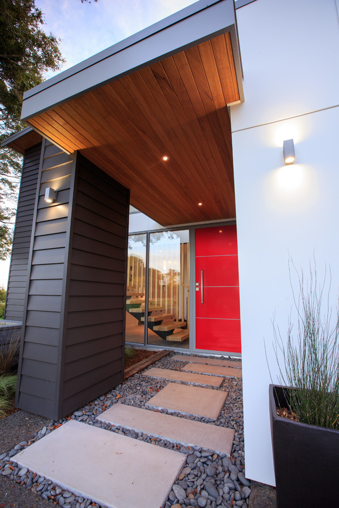 Idées déco pour une porte d'entrée moderne de taille moyenne avec un mur noir, un sol en carrelage de céramique, une porte simple et une porte rouge.