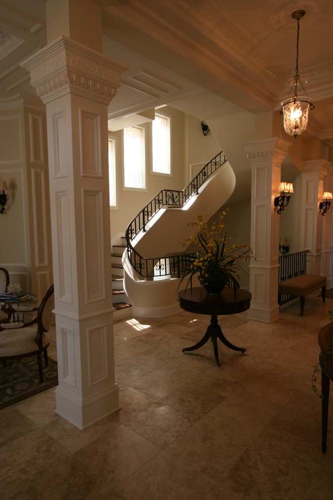 Exemple d'un grand hall d'entrée chic avec un sol en carrelage de céramique.