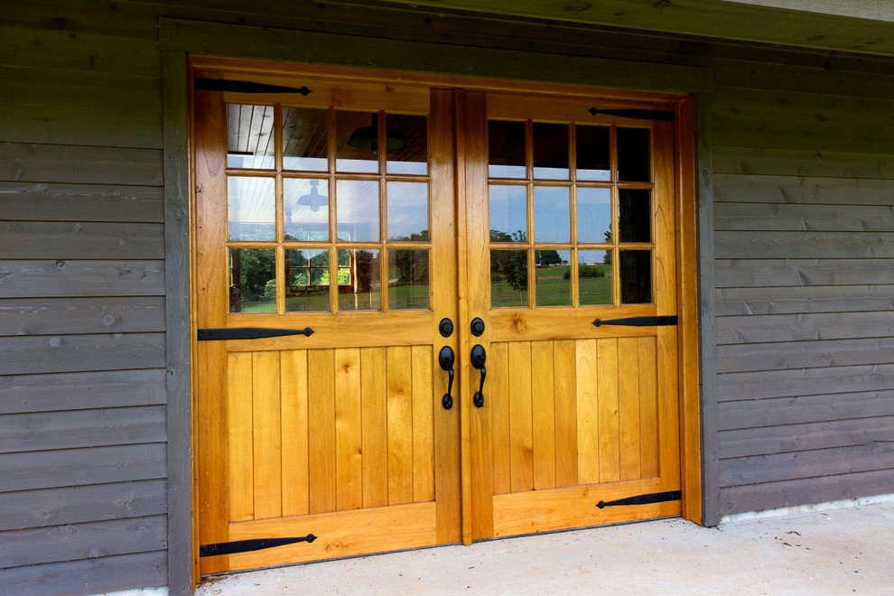Esempio di una porta d'ingresso country di medie dimensioni con una porta a due ante e una porta in legno bruno
