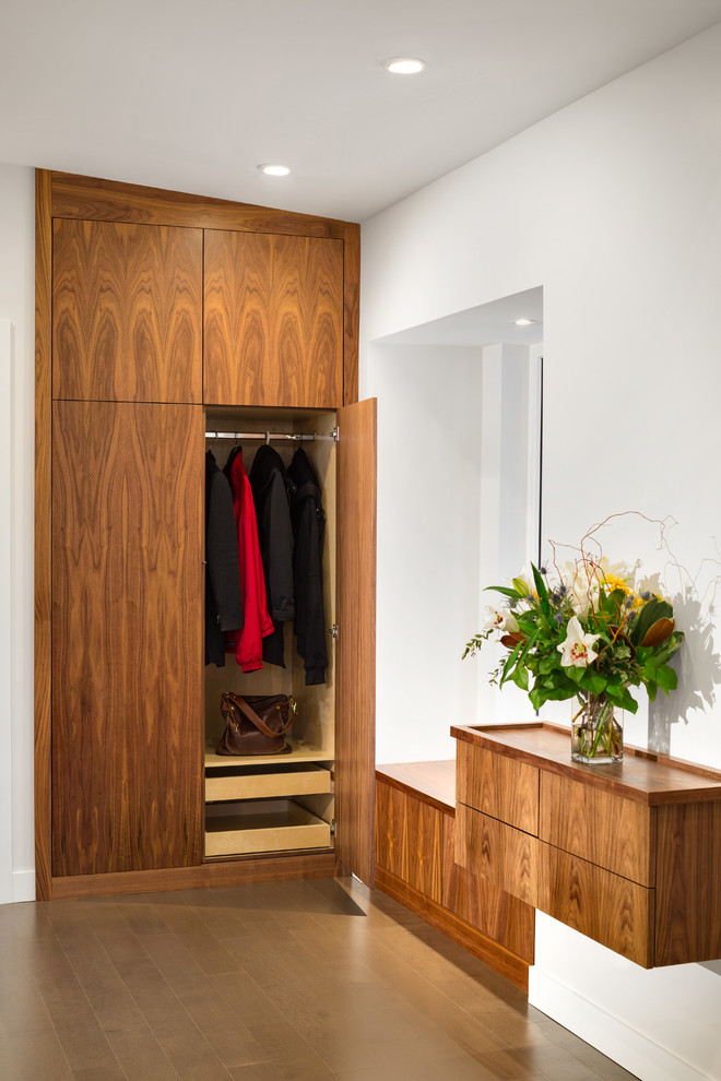 Foto de puerta principal minimalista grande con paredes blancas, suelo de madera oscura, puerta doble y puerta de madera clara