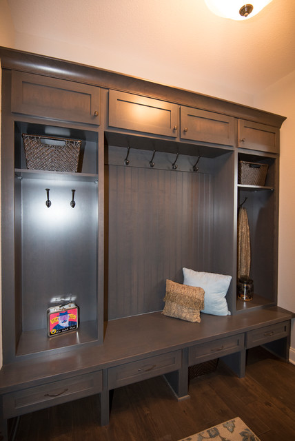 Boot bench and lockers in mudroom - Traditional - Entrance - Milwaukee - by  Victory Homes of Wisconsin, Inc | Houzz IE