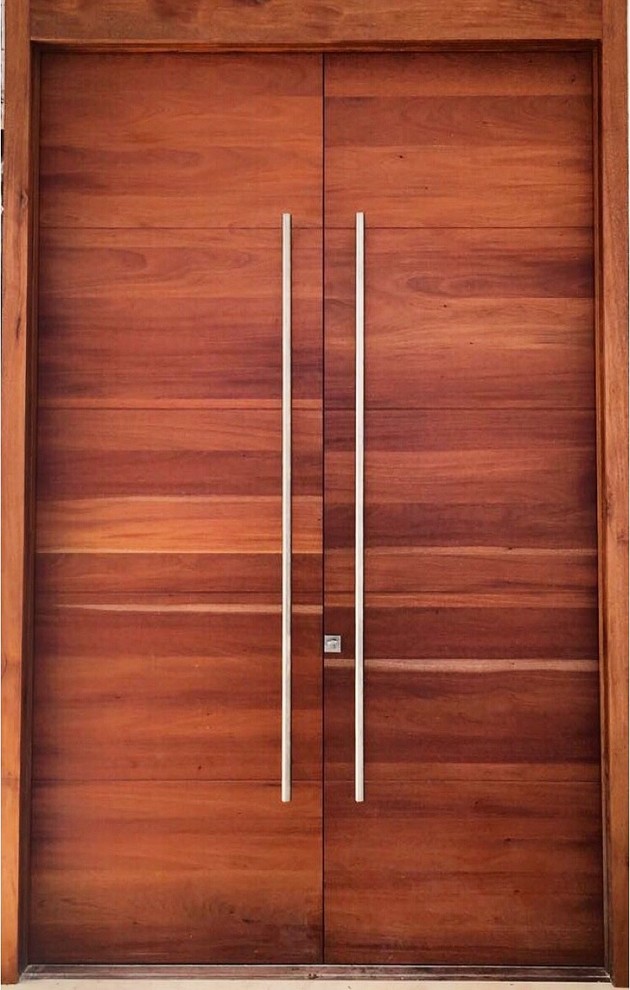 Example of a minimalist entryway design in Miami