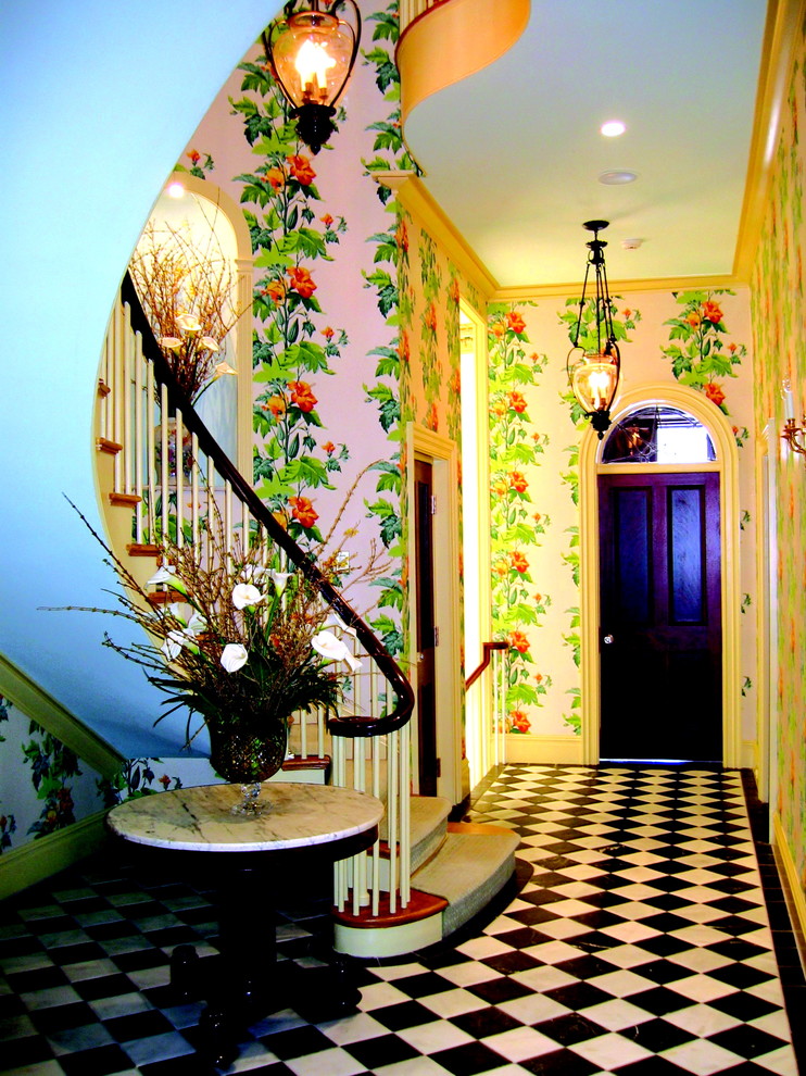 Источник вдохновения для домашнего уюта: большое фойе в классическом стиле с одностворчатой входной дверью, красной входной дверью, разноцветными стенами и мраморным полом
