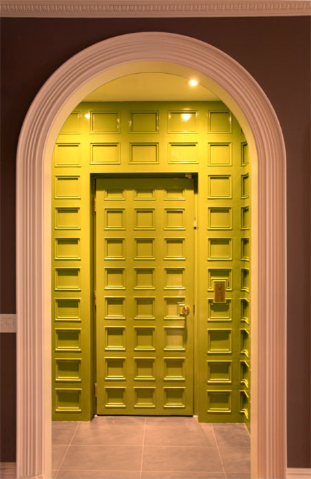 Идея дизайна: прихожая в стиле фьюжн с одностворчатой входной дверью, зеленой входной дверью и панелями на части стены