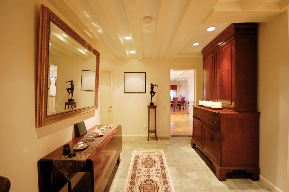 Mittelgroßes Klassisches Foyer mit beiger Wandfarbe und Porzellan-Bodenfliesen in Boston