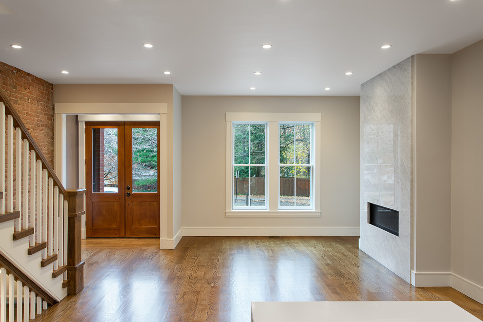 Mittelgroße Moderne Haustür mit beiger Wandfarbe, braunem Holzboden, Doppeltür und hellbrauner Holzhaustür in Boston