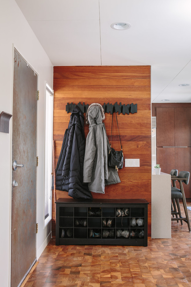 Ejemplo de distribuidor contemporáneo de tamaño medio con paredes blancas, suelo de madera oscura, puerta simple, puerta metalizada y suelo marrón