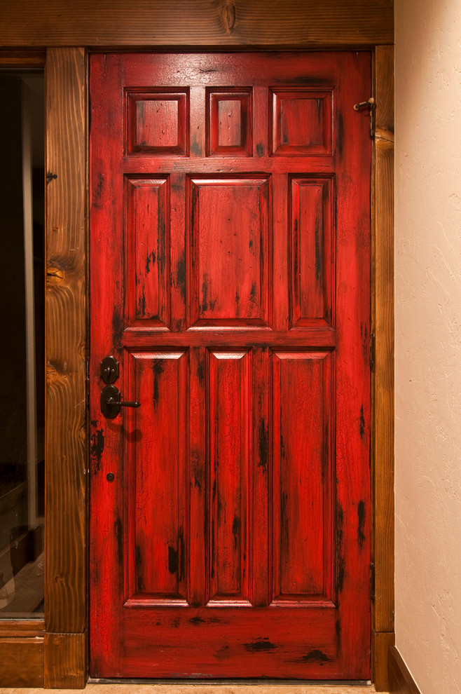 Esempio di una grande porta d'ingresso rustica con pareti beige, pavimento con piastrelle in ceramica, una porta rossa e una porta singola