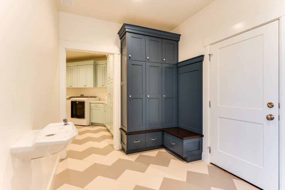 Esempio di un ingresso con anticamera classico di medie dimensioni con pareti bianche, pavimento con piastrelle in ceramica, una porta singola, una porta blu e pavimento multicolore
