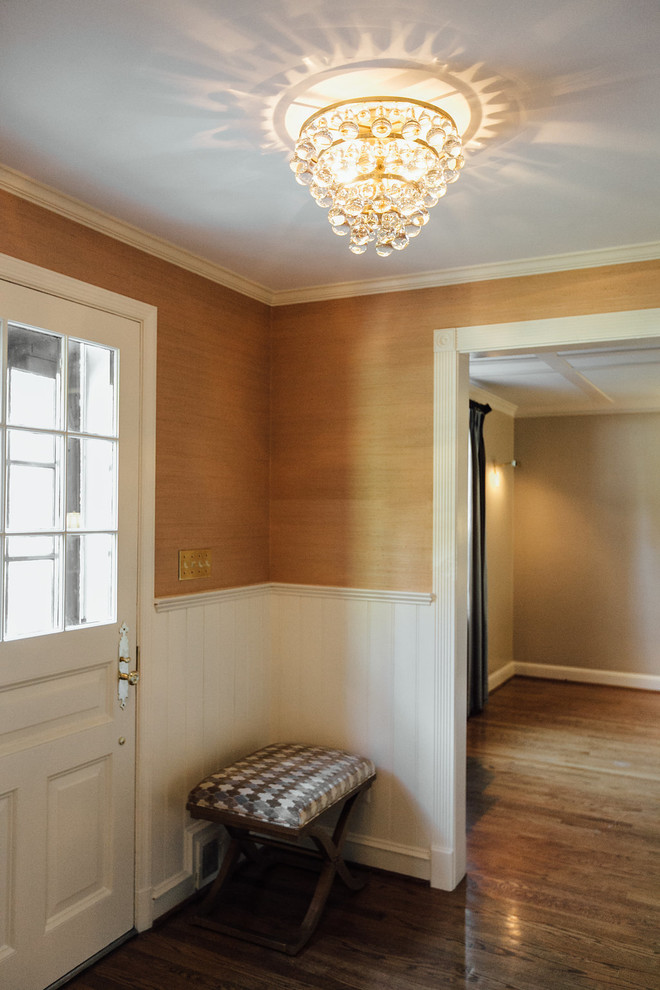 ボルチモアにあるお手頃価格の中くらいなトラディショナルスタイルのおしゃれな玄関ロビー (白い壁、淡色無垢フローリング、濃色木目調のドア、茶色い床) の写真