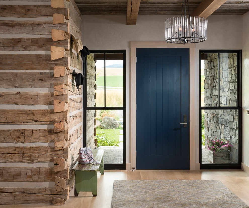 Идея дизайна: фойе среднего размера в стиле кантри с бежевыми стенами, светлым паркетным полом, одностворчатой входной дверью и синей входной дверью