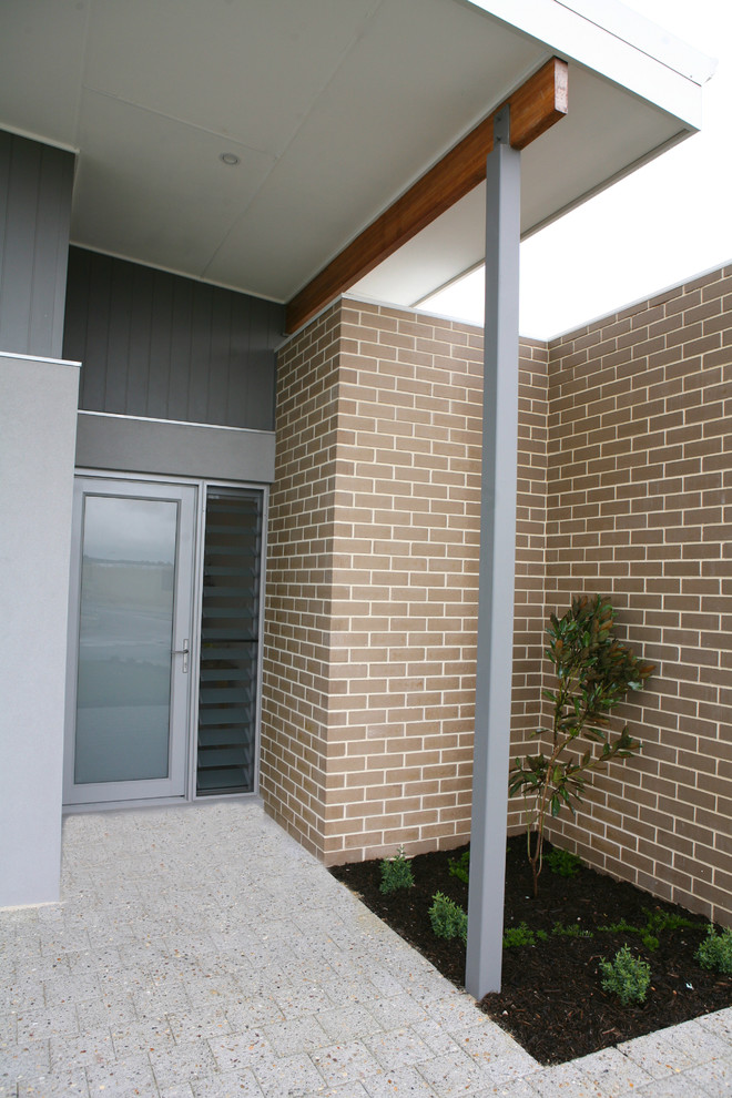 Moderner Eingang mit Haustür aus Glas und grauer Wandfarbe in Sonstige