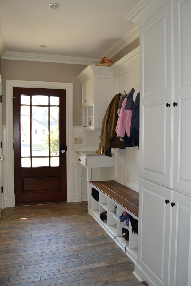 Стильный дизайн: тамбур в классическом стиле с бежевыми стенами, полом из сланца, одностворчатой входной дверью, коричневой входной дверью и коричневым полом - последний тренд