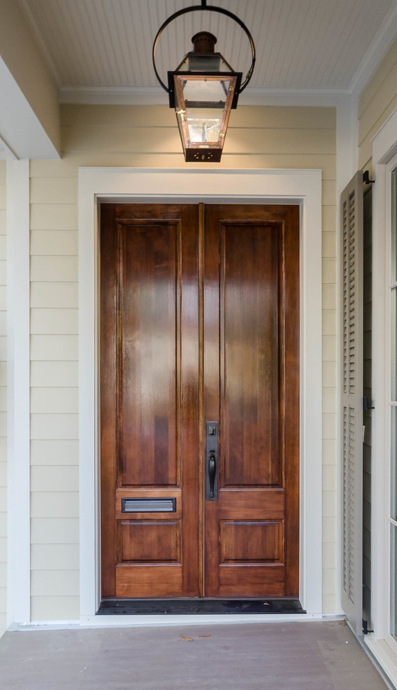 На фото: входная дверь среднего размера в классическом стиле с бежевыми стенами, двустворчатой входной дверью и входной дверью из дерева среднего тона