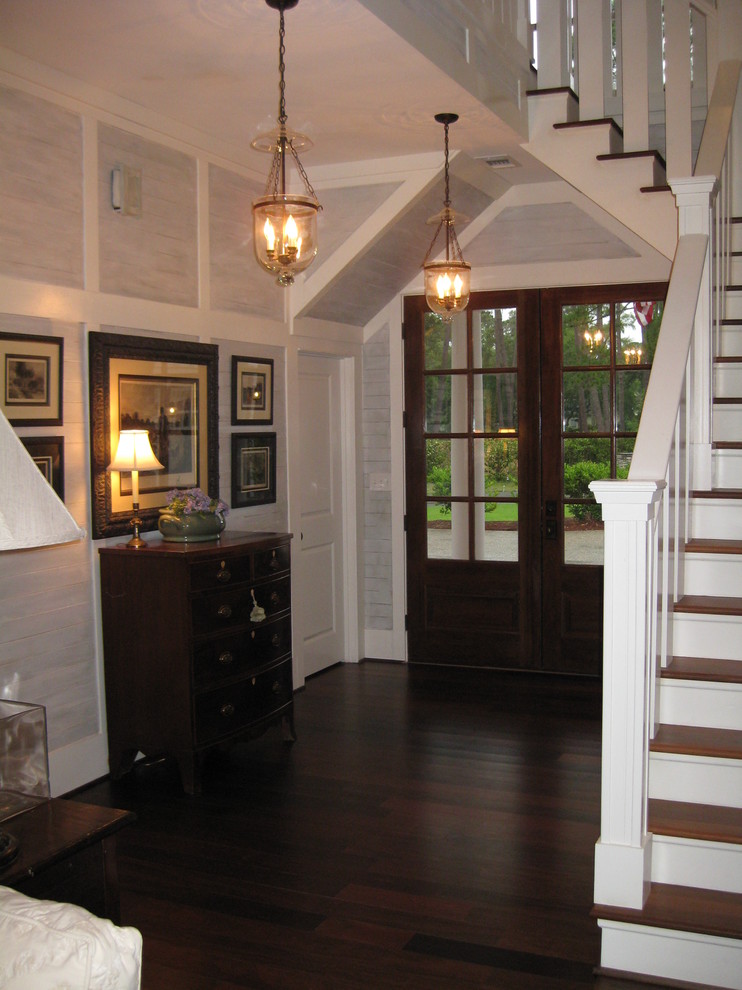 Große Klassische Haustür mit grauer Wandfarbe, dunklem Holzboden, Doppeltür und dunkler Holzhaustür in Atlanta
