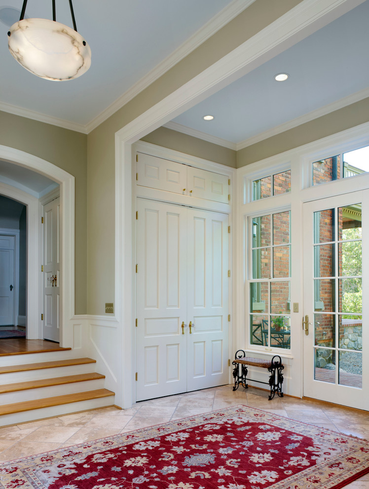 他の地域にあるトラディショナルスタイルのおしゃれな玄関ロビー (緑の壁、ガラスドア、ベージュの床) の写真