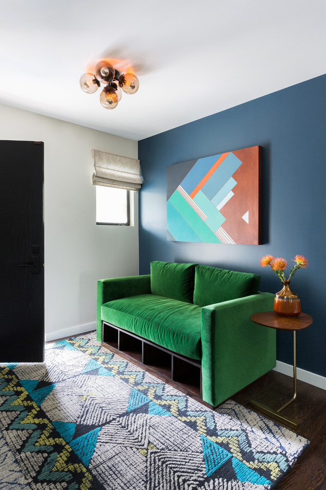 Источник вдохновения для домашнего уюта: прихожая среднего размера в современном стиле с синими стенами, темным паркетным полом, одностворчатой входной дверью и черной входной дверью