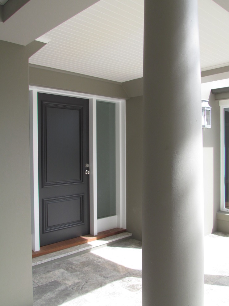 Große Klassische Haustür mit grauer Wandfarbe, Kalkstein, Einzeltür und schwarzer Haustür in Sydney
