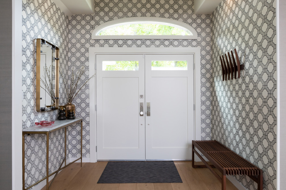 Mittelgroße Moderne Haustür mit grauer Wandfarbe, hellem Holzboden, Doppeltür, weißer Haustür, braunem Boden, gewölbter Decke und Tapetenwänden in Los Angeles