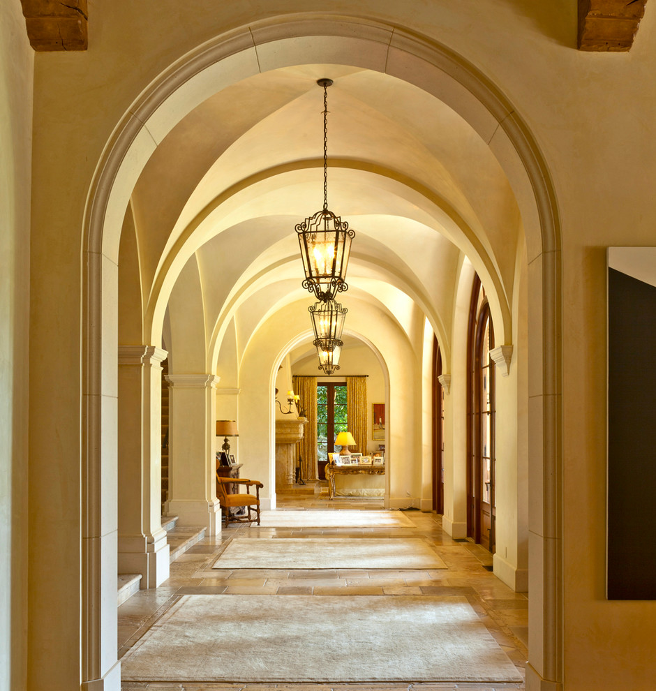 Foto di un ampio ingresso o corridoio mediterraneo con pareti beige