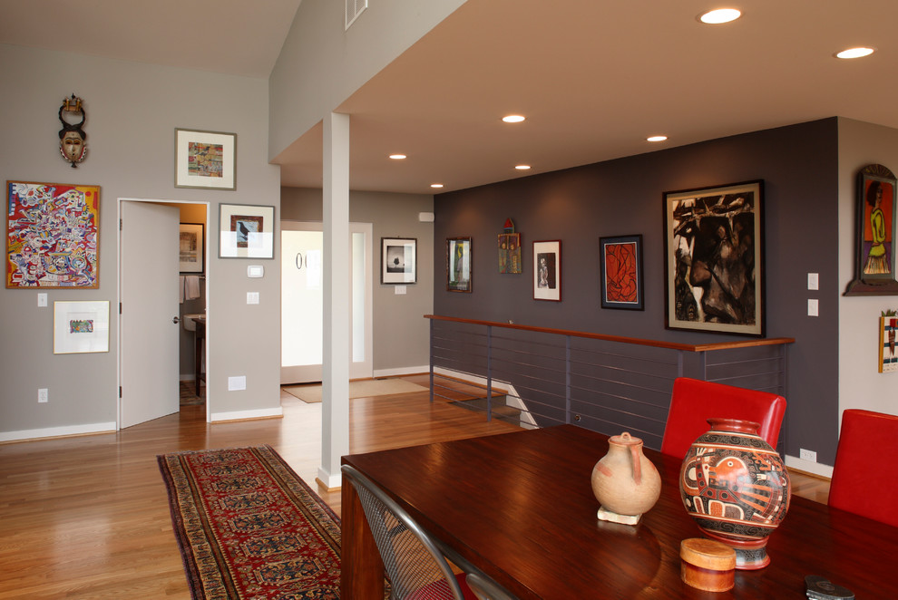 Mittelgroßes Eklektisches Foyer mit grauer Wandfarbe, braunem Holzboden, Einzeltür und Haustür aus Glas in Portland