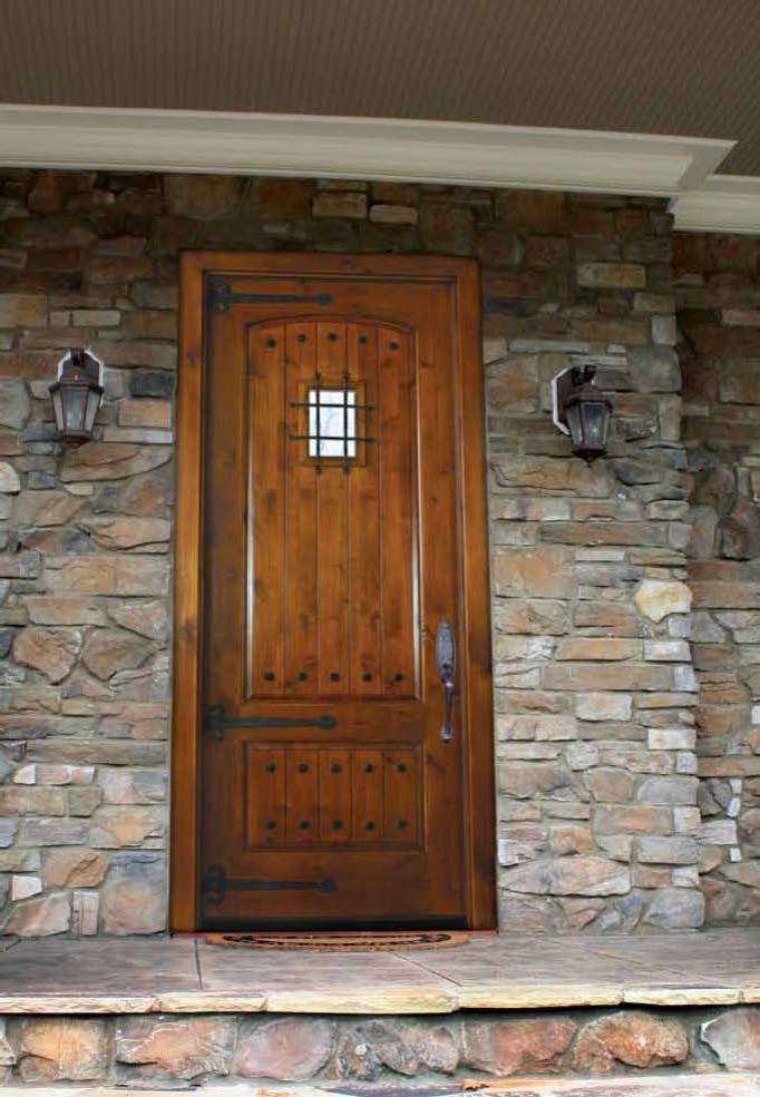 Cette photo montre une petite porte d'entrée chic avec un mur rose, une porte double et une porte en bois clair.