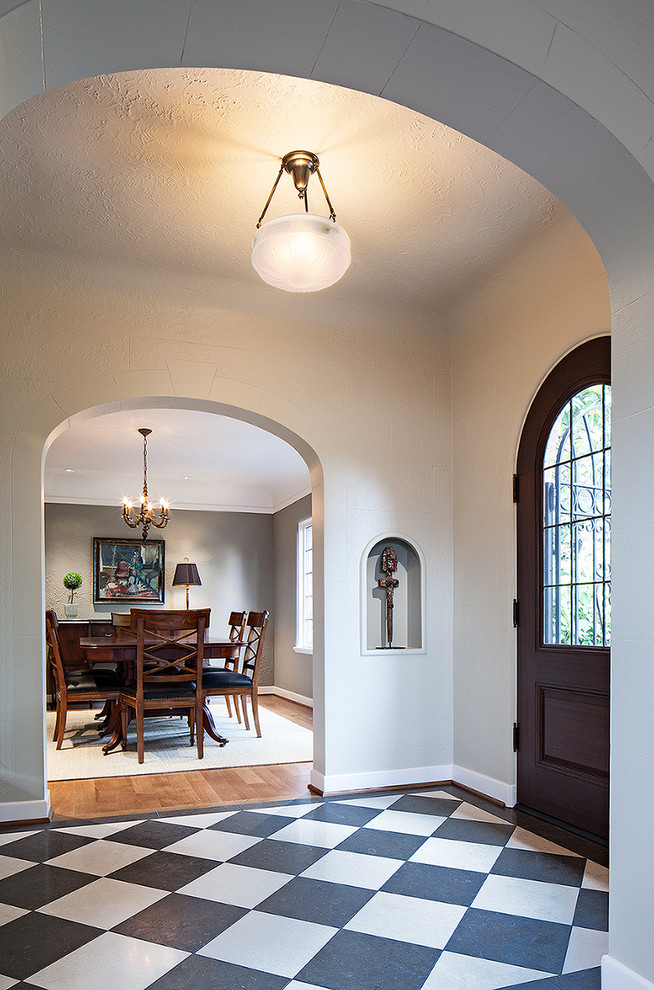 Пример оригинального дизайна: маленькое фойе в классическом стиле с белыми стенами, полом из керамической плитки, одностворчатой входной дверью и входной дверью из темного дерева для на участке и в саду