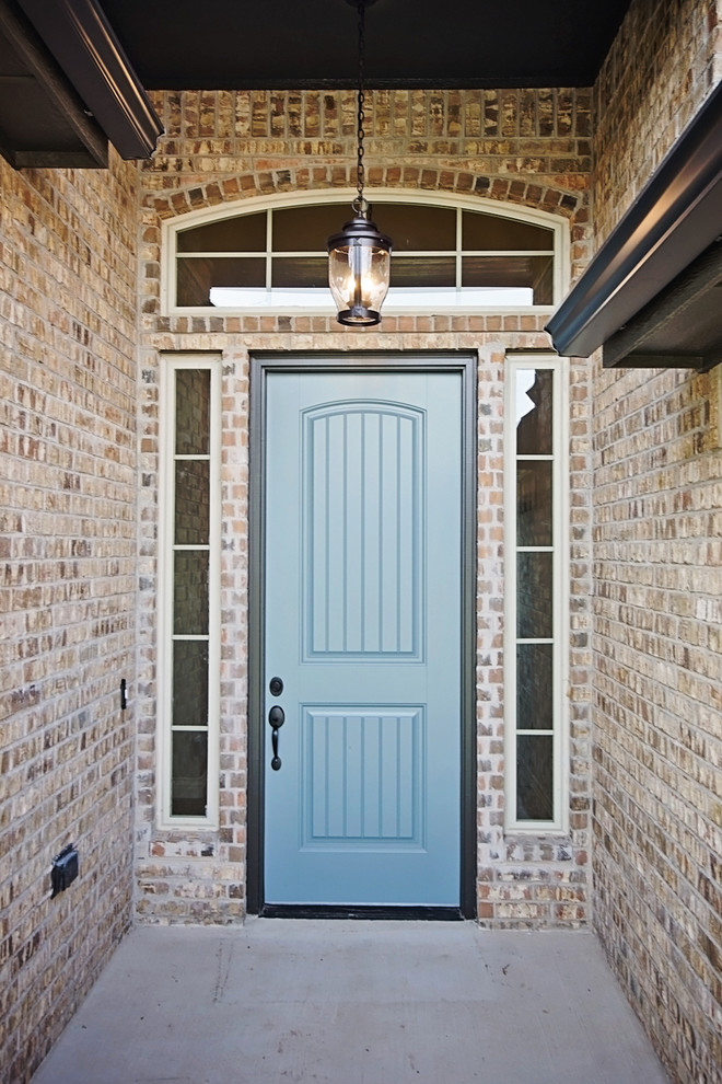 Стильный дизайн: входная дверь среднего размера в стиле неоклассика (современная классика) с одностворчатой входной дверью и синей входной дверью - последний тренд