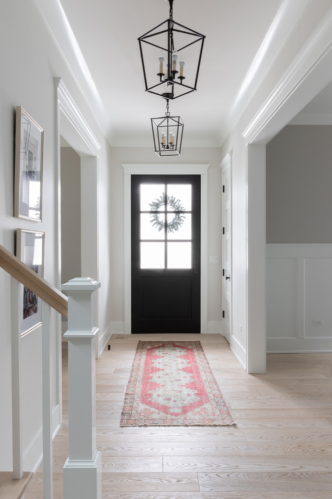 Mittelgroßes Landhaus Foyer mit weißer Wandfarbe, hellem Holzboden, Einzeltür, Haustür aus Glas und beigem Boden in Chicago