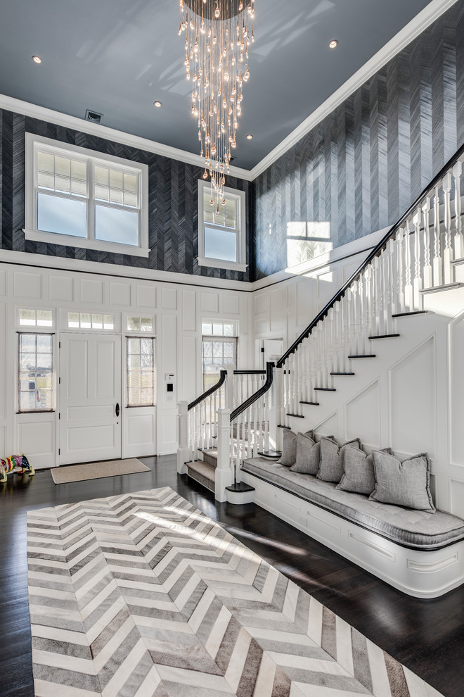 Stilmix Foyer mit grauer Wandfarbe, dunklem Holzboden, Einzeltür, weißer Haustür und braunem Boden in New York