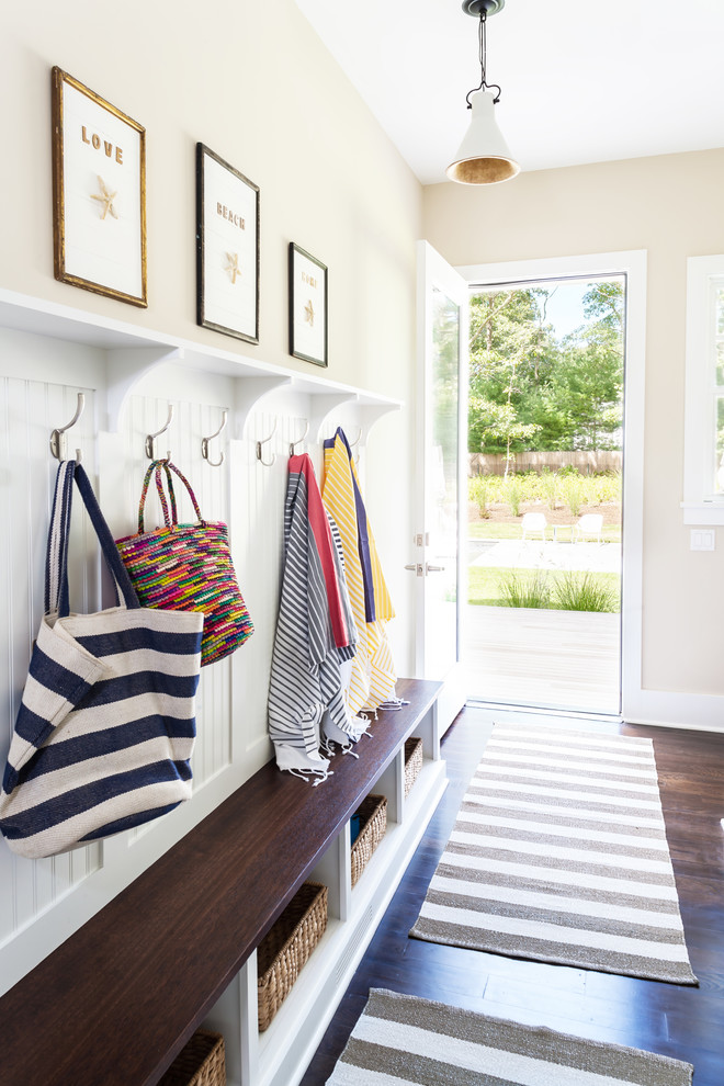 Foto de vestíbulo posterior costero de tamaño medio con paredes beige, suelo de madera oscura, puerta simple y puerta de vidrio