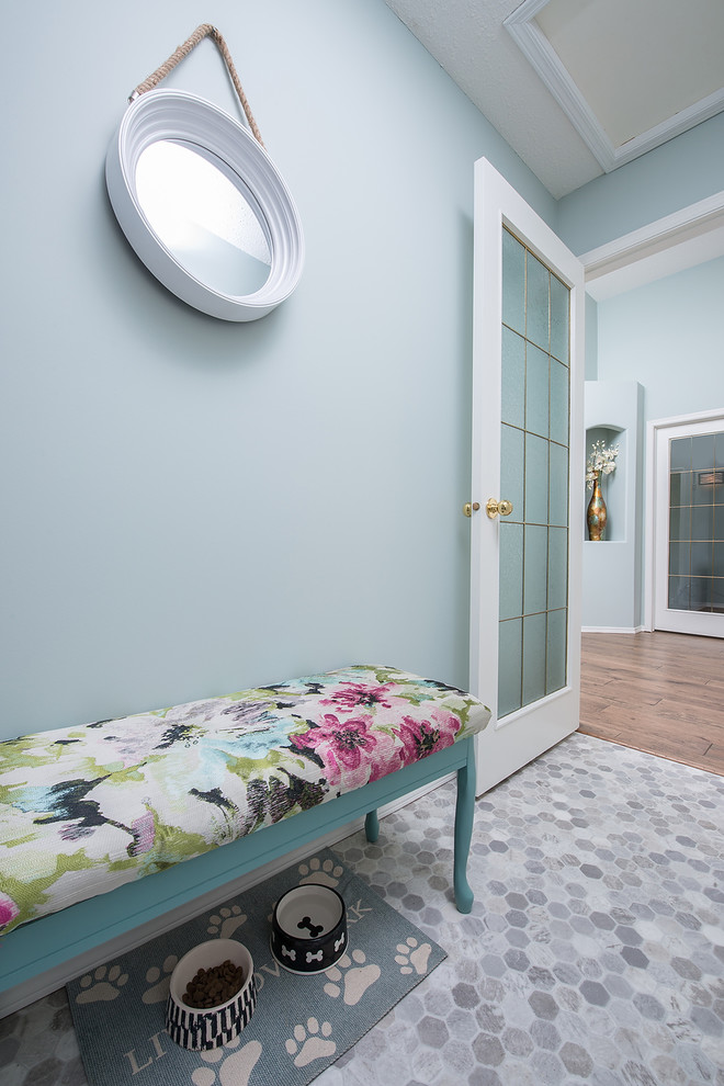 エドモントンにあるコンテンポラリースタイルのおしゃれなマッドルーム (青い壁、リノリウムの床、グレーの床) の写真